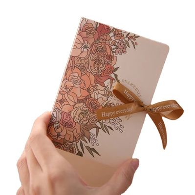 Casas de casamento personalizadas como caixas de chocolate e rosas quadradas