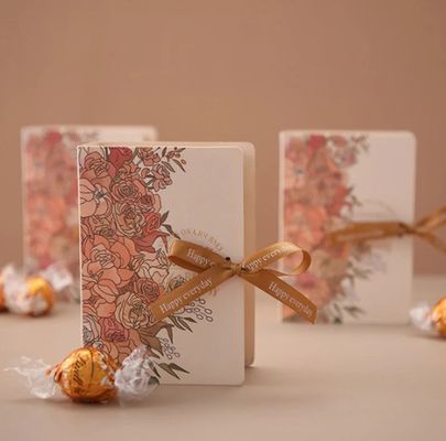 Casas de casamento personalizadas como caixas de chocolate e rosas quadradas