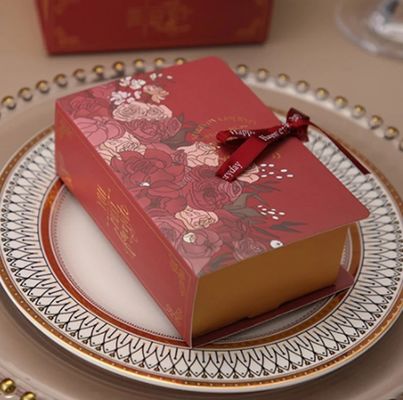 Casas de casamento personalizadas como caixas de chocolate e rosas quadradas