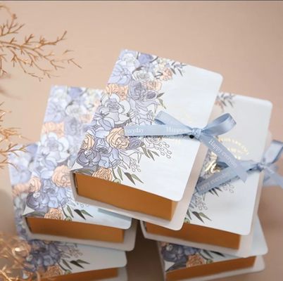 Casas de casamento personalizadas como caixas de chocolate e rosas quadradas
