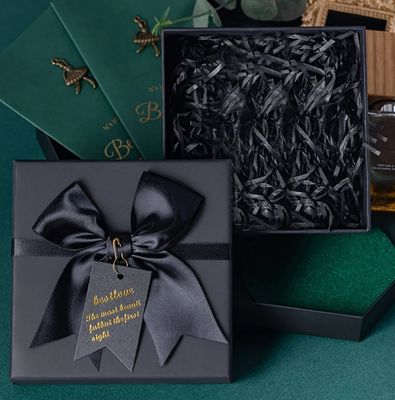 Caixa de embalagem de presente personalizada com logotipo dourado para roupas de camiseta e lenço