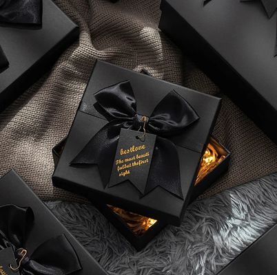 Caixa de embalagem de presente personalizada com logotipo dourado para roupas de camiseta e lenço